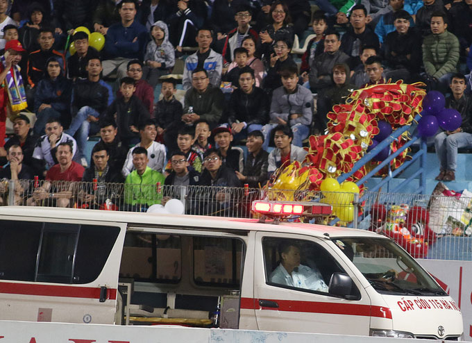 Cầu thủ Hà Nội cấp cứu, ngăn đồng nghiệp Quảng Nam cắn lưỡi