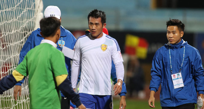 Cầu thủ Hà Nội cấp cứu, ngăn đồng nghiệp Quảng Nam cắn lưỡi