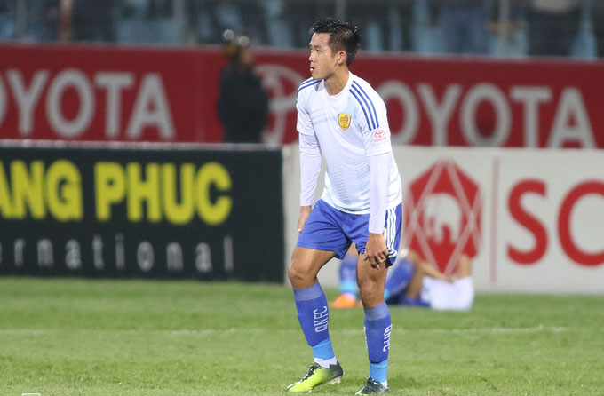 Cầu thủ Hà Nội cấp cứu, ngăn đồng nghiệp Quảng Nam cắn lưỡi