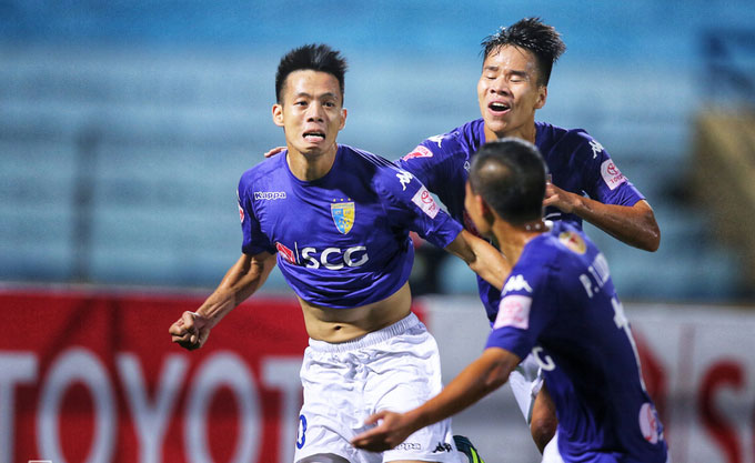 Cầu thủ Hà Nội cấp cứu, ngăn đồng nghiệp Quảng Nam cắn lưỡi