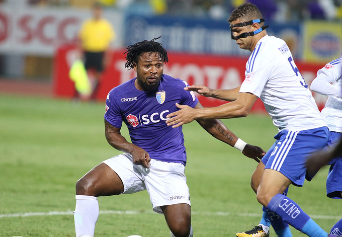 Cầu thủ Hà Nội cấp cứu, ngăn đồng nghiệp Quảng Nam cắn lưỡi