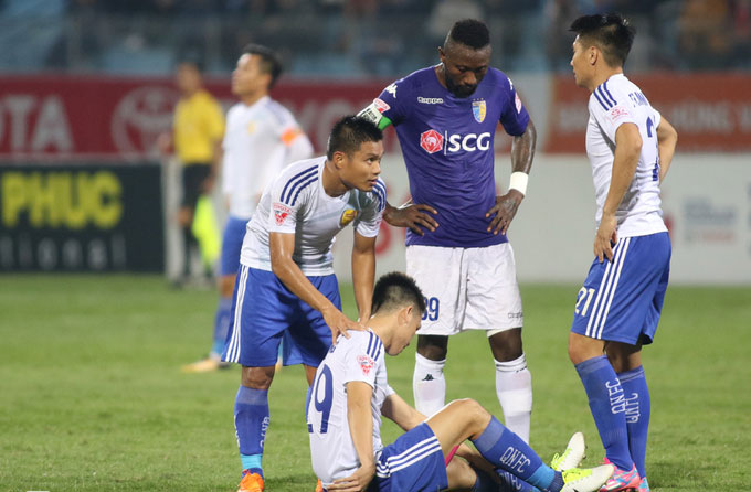 Cầu thủ Hà Nội cấp cứu, ngăn đồng nghiệp Quảng Nam cắn lưỡi