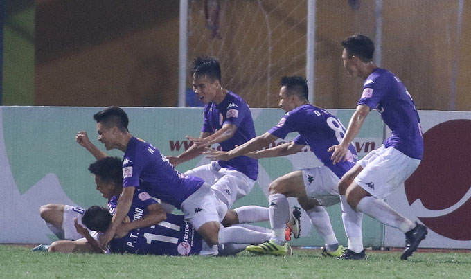 Cầu thủ Hà Nội cấp cứu, ngăn đồng nghiệp Quảng Nam cắn lưỡi