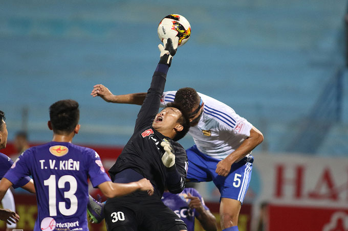 Cầu thủ Hà Nội cấp cứu, ngăn đồng nghiệp Quảng Nam cắn lưỡi