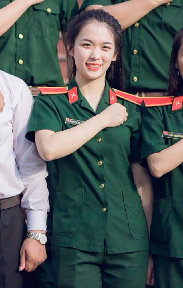 Cô giáo Quốc phòng vạn người mê được học trò chăm sóc từng li từng tí