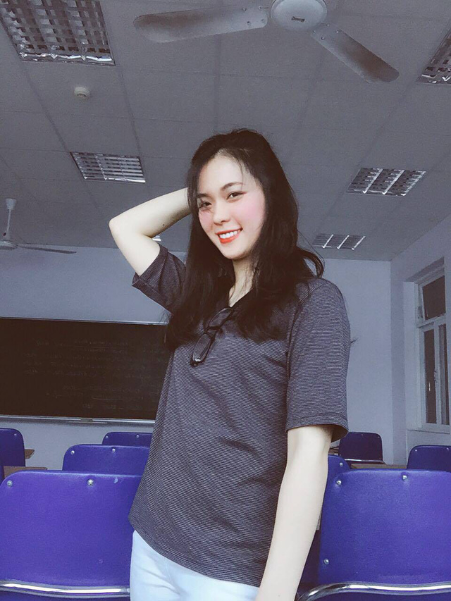 Cô giáo Quốc phòng vạn người mê được học trò chăm sóc từng li từng tí