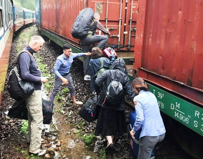 Sạt lở ở đèo Hải Vân, đường sắt Bắc - Nam tê liệt
