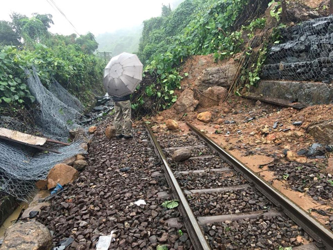 Sạt lở ở đèo Hải Vân, đường sắt Bắc - Nam tê liệt