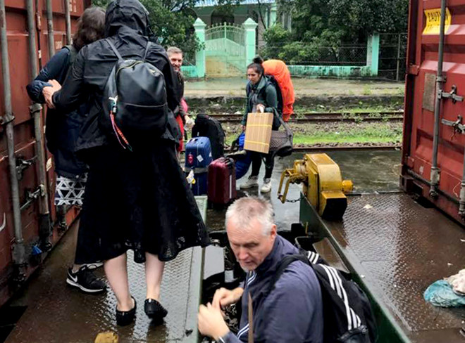 Sạt lở ở đèo Hải Vân, đường sắt Bắc - Nam tê liệt