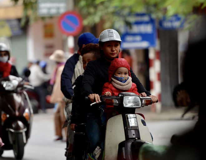 Hà Nội đón đợt không khí lạnh mạnh, người dân thu mình trong áo ấm xuống đường trong sớm đầu tuần Hà Nội đón đợt không khí lạnh mạnh, người dân thu mình trong áo ấm xuống đường trong sớm đầu tuần