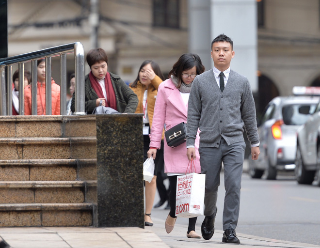 Hà Nội đón đợt không khí lạnh mạnh, người dân thu mình trong áo ấm xuống đường trong sớm đầu tuần