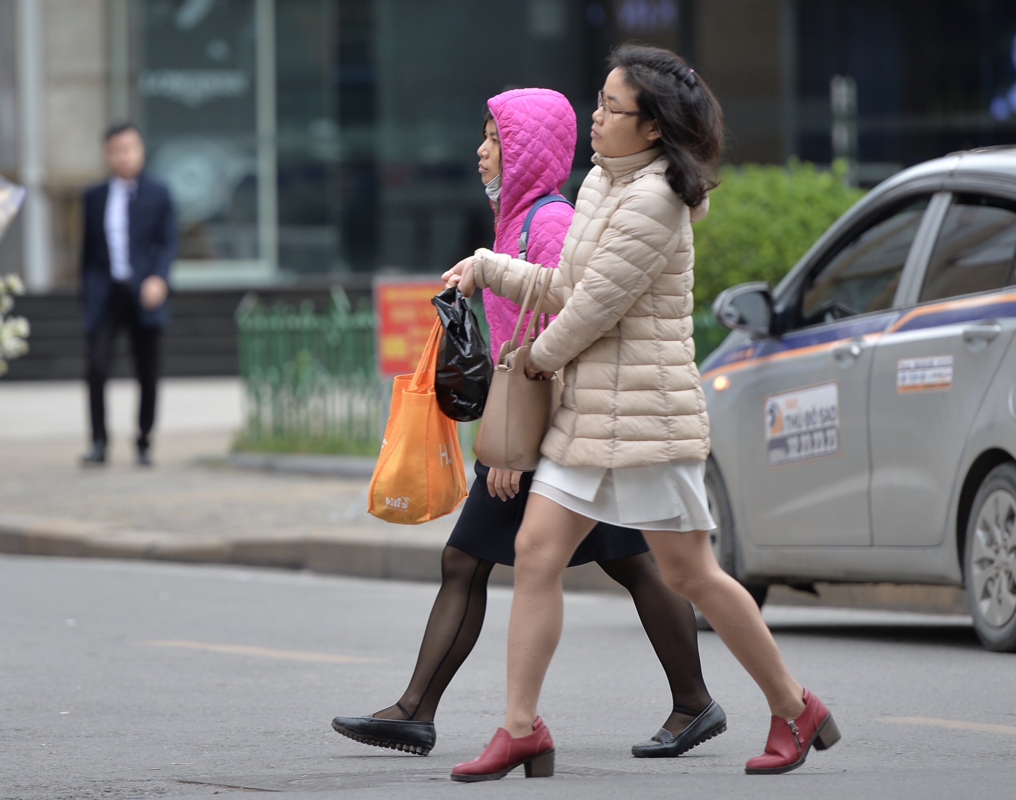 Hà Nội đón đợt không khí lạnh mạnh, người dân thu mình trong áo ấm xuống đường trong sớm đầu tuần