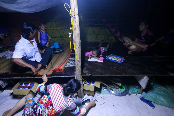 Cuộc sống không điện nước của xóm miền Tây ở Sài Gòn