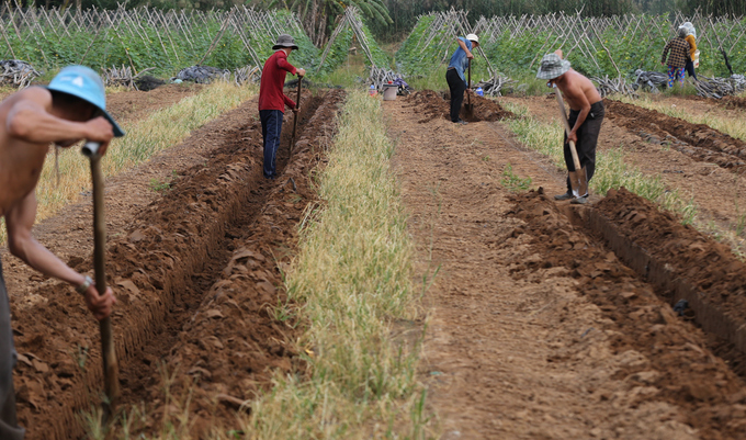 Cuộc sống không điện nước của xóm miền Tây ở Sài Gòn