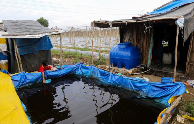 Cuộc sống không điện nước của xóm miền Tây ở Sài Gòn