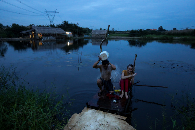 Cuộc sống không điện nước của xóm miền Tây ở Sài Gòn