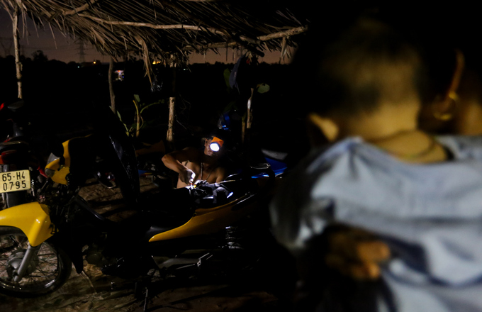 Cuộc sống không điện nước của xóm miền Tây ở Sài Gòn