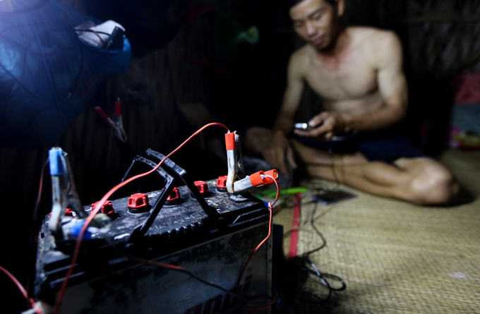 Cuộc sống không điện nước của xóm miền Tây ở Sài Gòn