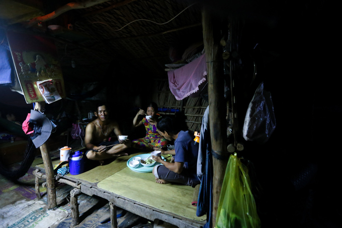 Cuộc sống không điện nước của xóm miền Tây ở Sài Gòn