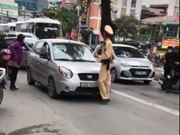 Hà Nội: Tạm giữ xe ô tô của người phụ nữ nói đã bảo bận, lúc khác quay lại