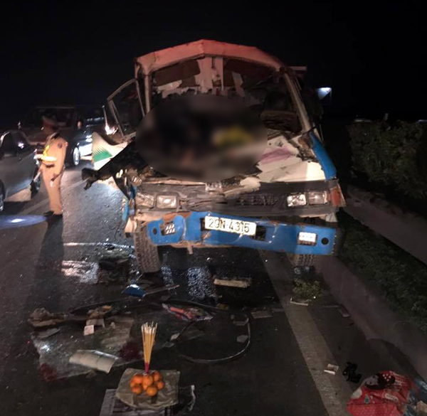 Hai xe tải đâm nhau, cao tốc Pháp Vân ùn tắc hơn 2 tiếng