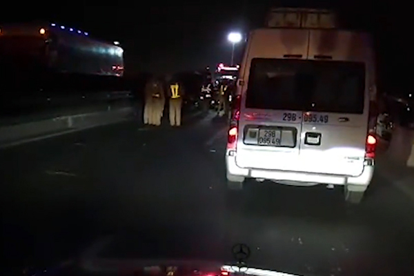 Hai xe tải đâm nhau, cao tốc Pháp Vân ùn tắc hơn 2 tiếng