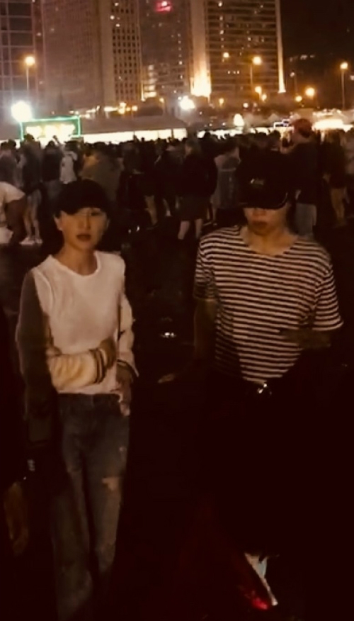 Châu Tấn đi chơi đêm với con gái Vương Phi, thêm bằng chứng yêu đồng tính