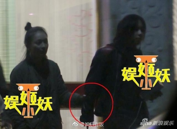 Châu Tấn đi chơi đêm với con gái Vương Phi, thêm bằng chứng yêu đồng tính