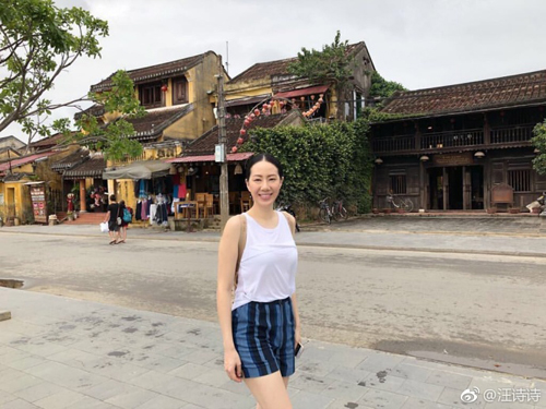 Chân Tử Đan và vợ du lịch Việt Nam