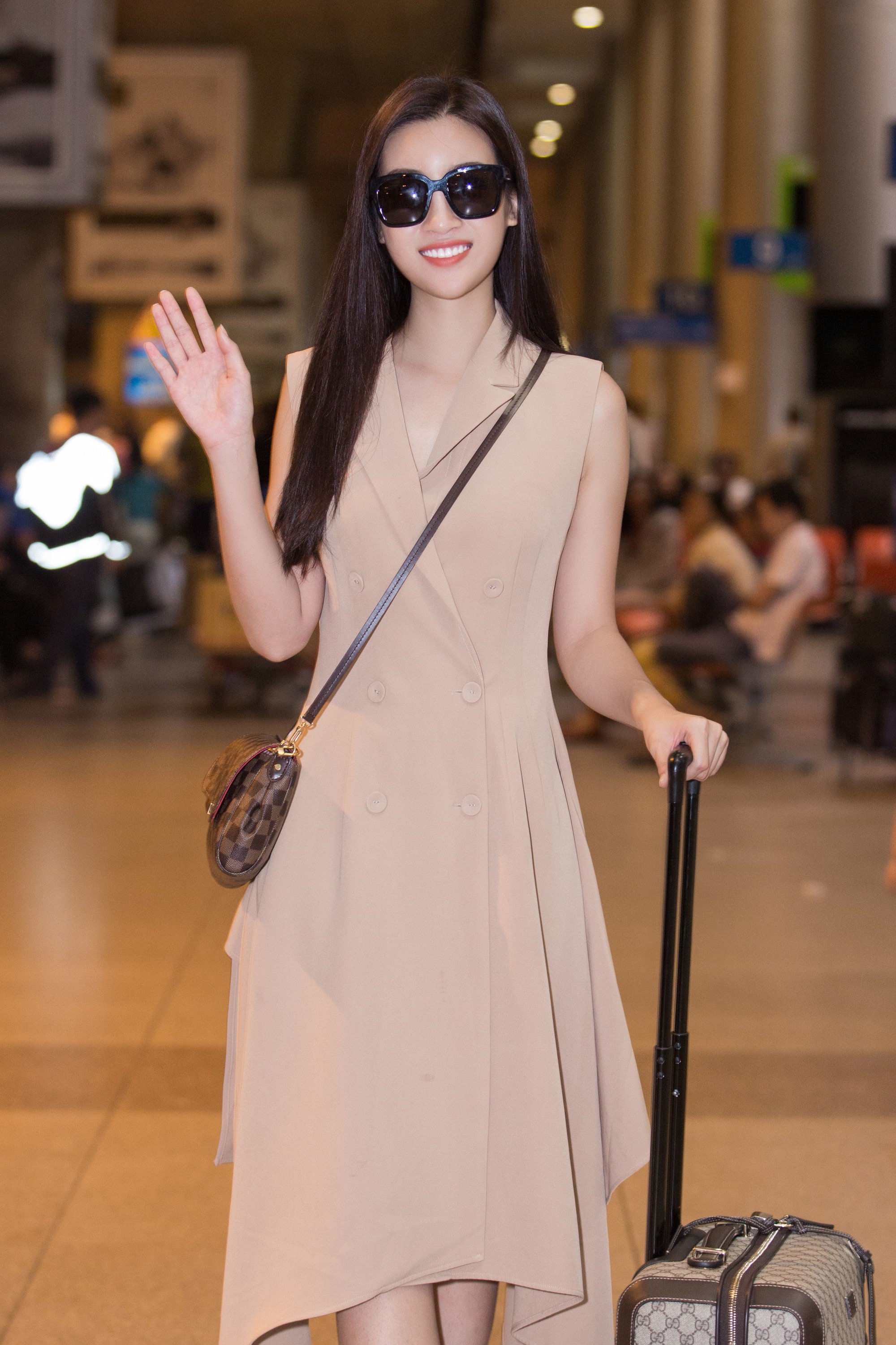 Sau giải thưởng Hoa hậu Nhân ái làm nên lịch sử ở Miss World, Đỗ Mỹ Linh trở về và xuất hiện rạng rỡ ở sân bay Việt Nam