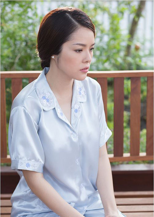 Dương Cẩm Lynh bất lực khi bị cướp giật giỏ xách, mất hết tài sản