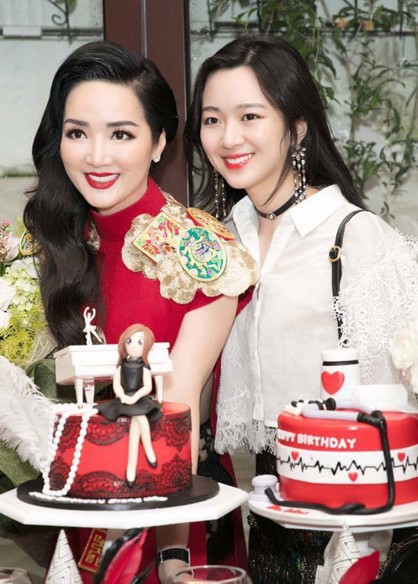 Con gái cưng cùng dàn sao dự tiệc sinh nhật của Giáng My