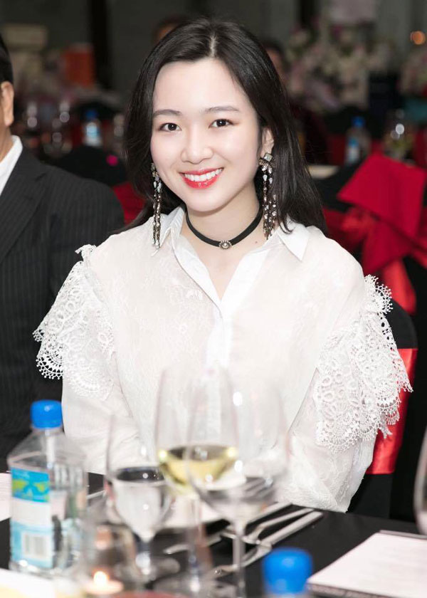 Con gái cưng cùng dàn sao dự tiệc sinh nhật của Giáng My