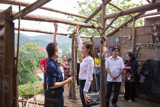 Khánh Ngân tặng 200 triệu đồng cho người dân mất nhà vì bão