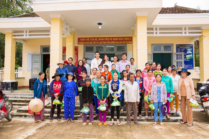 Khánh Ngân tặng 200 triệu đồng cho người dân mất nhà vì bão