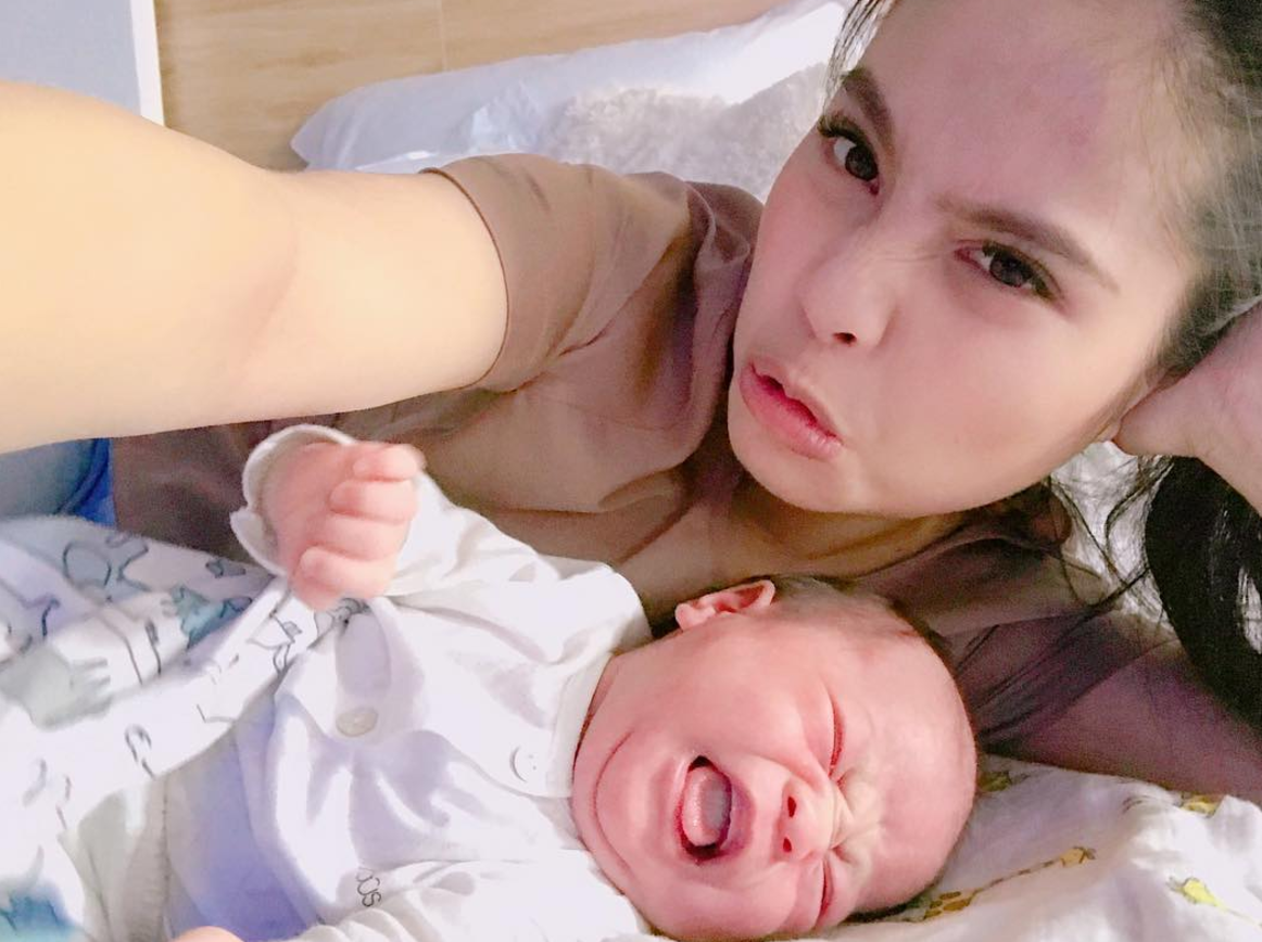 Nhìn đáng yêu thế này thì ai chẳng muốn có một nhóc tỳ như ca nương Kiều Anh