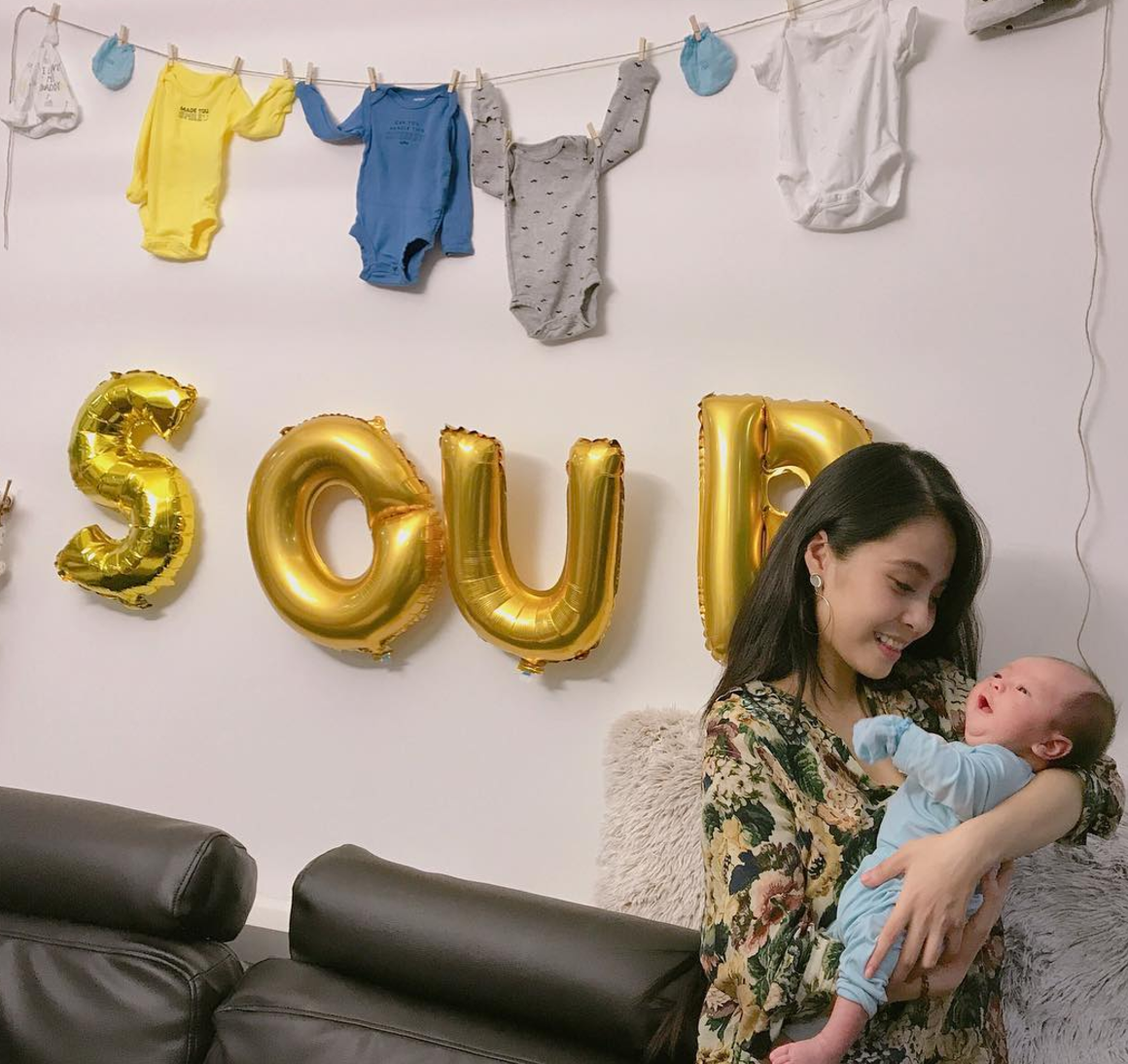 Nhìn đáng yêu thế này thì ai chẳng muốn có một nhóc tỳ như ca nương Kiều Anh