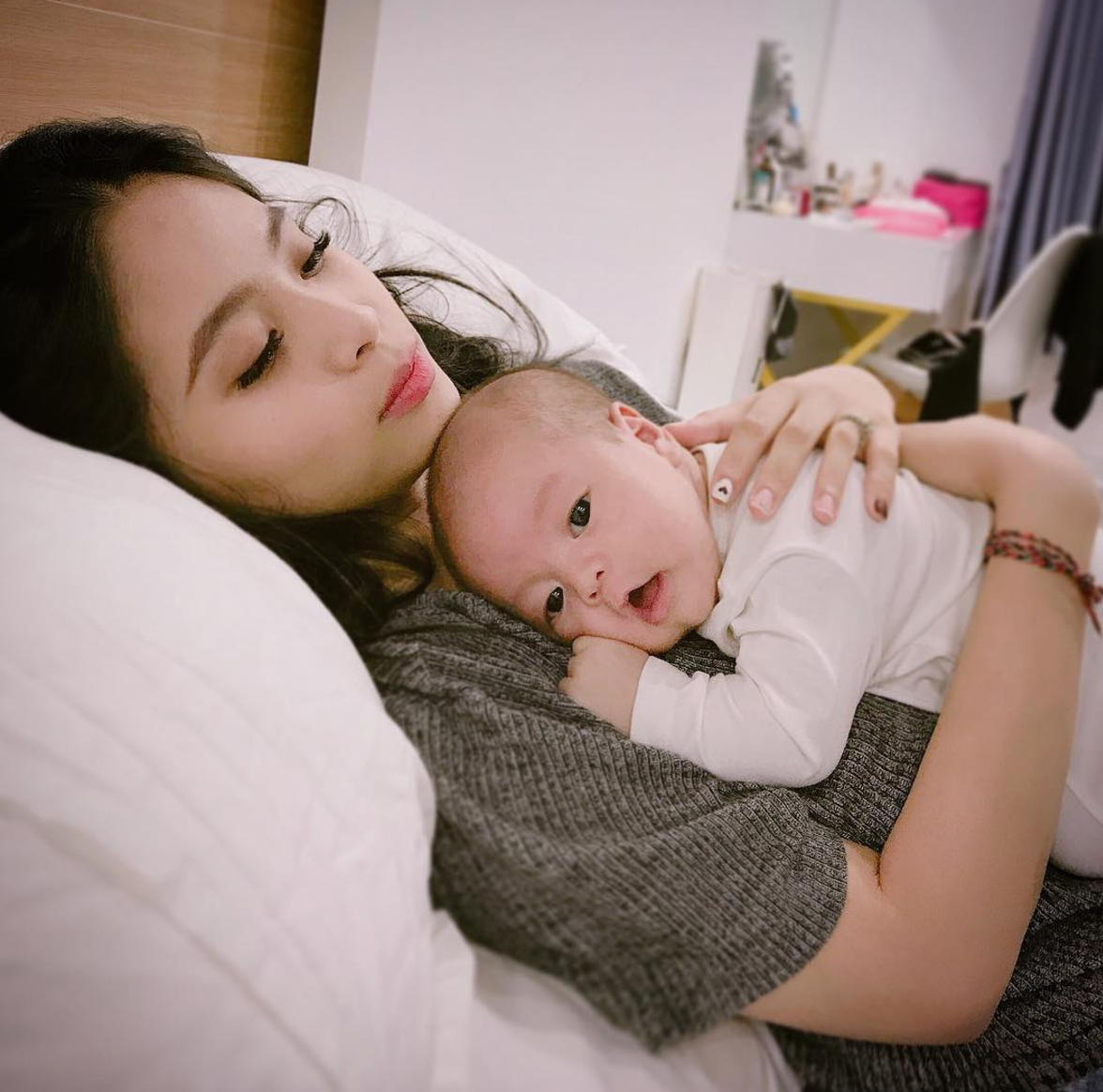 Nhìn đáng yêu thế này thì ai chẳng muốn có một nhóc tỳ như ca nương Kiều Anh