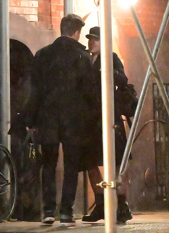 Scarlett Johansson lần đầu công khai hôn người tình trên phố