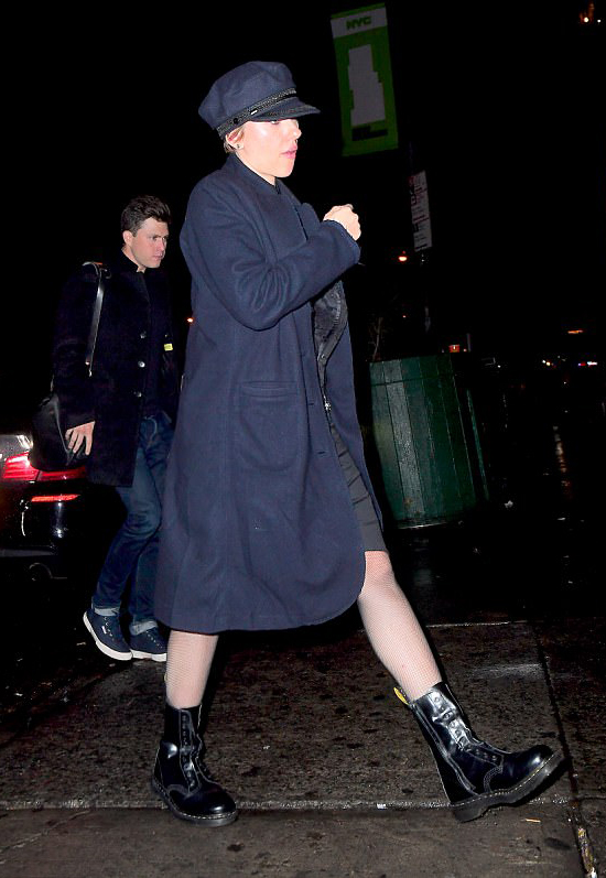 Scarlett Johansson lần đầu công khai hôn người tình trên phố