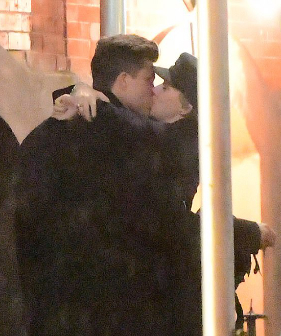 Scarlett Johansson lần đầu công khai hôn người tình trên phố