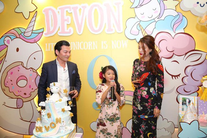 Trương Ngọc Ánh hội ngộ chồng cũ trong tiệc sinh nhật con gái 9 tuổi