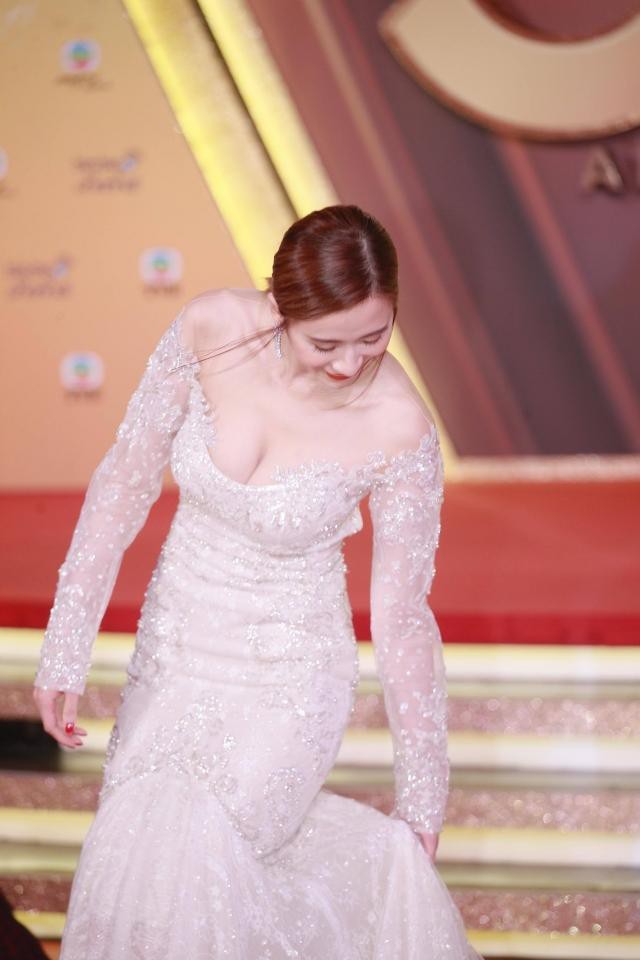 Sự kiện sinh nhật TVB 50 năm: Hoa hậu, Á hậu lẫn diễn viên phụ tranh nhau khoe vòng 1 đến mức phản cảm