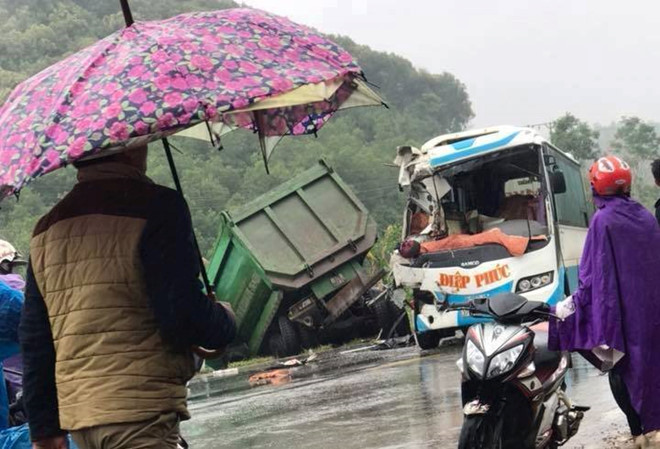 Xe đầu kéo mất lái đâm vào xe khách, nhiều người nhập viện cấp cứu