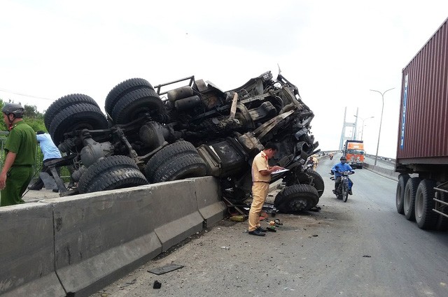 Truy tìm tài xế container lái xe bằng chân qua cầu tử thần