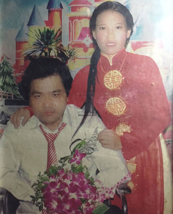 Thầy giáo viết chữ bằng miệng: Giờ đây con trai là đôi chân, đôi tay của tôi