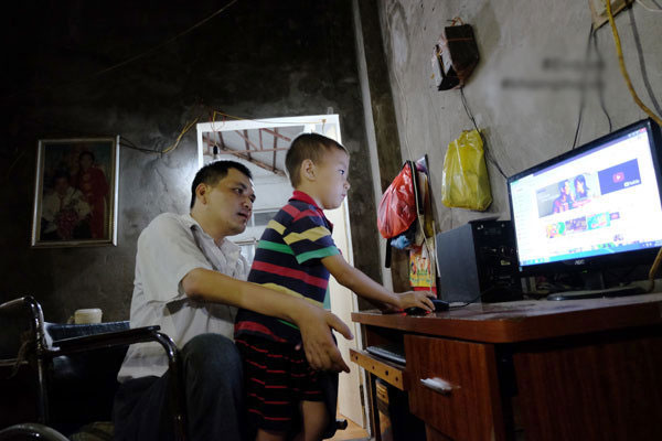 Thầy giáo viết chữ bằng miệng: Giờ đây con trai là đôi chân, đôi tay của tôi