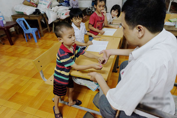 Thầy giáo viết chữ bằng miệng: Giờ đây con trai là đôi chân, đôi tay của tôi