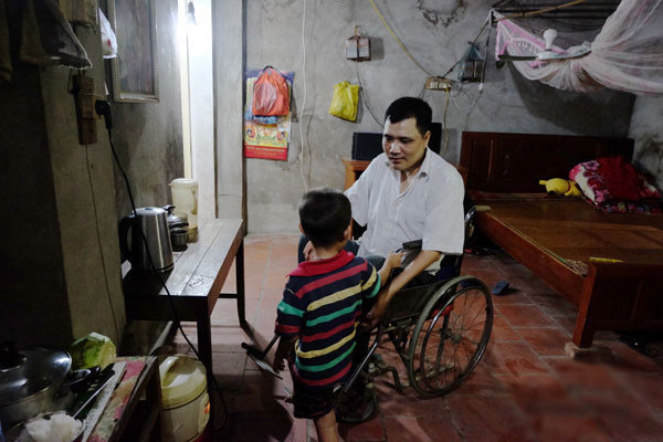 Thầy giáo viết chữ bằng miệng: Giờ đây con trai là đôi chân, đôi tay của tôi
