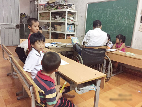Thầy giáo viết chữ bằng miệng: Giờ đây con trai là đôi chân, đôi tay của tôi